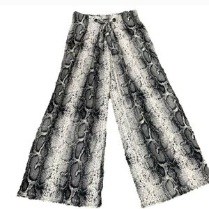 🦄Goddess Black and White Snake Print Pants Size 1X